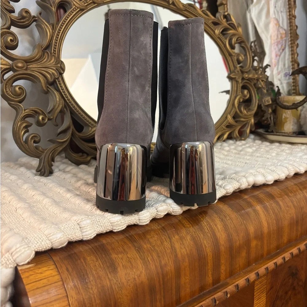 NWOT Casadei Italian Gray Suede Heeled Ankle Boots, sz 38.5 - Picture 3 of 6